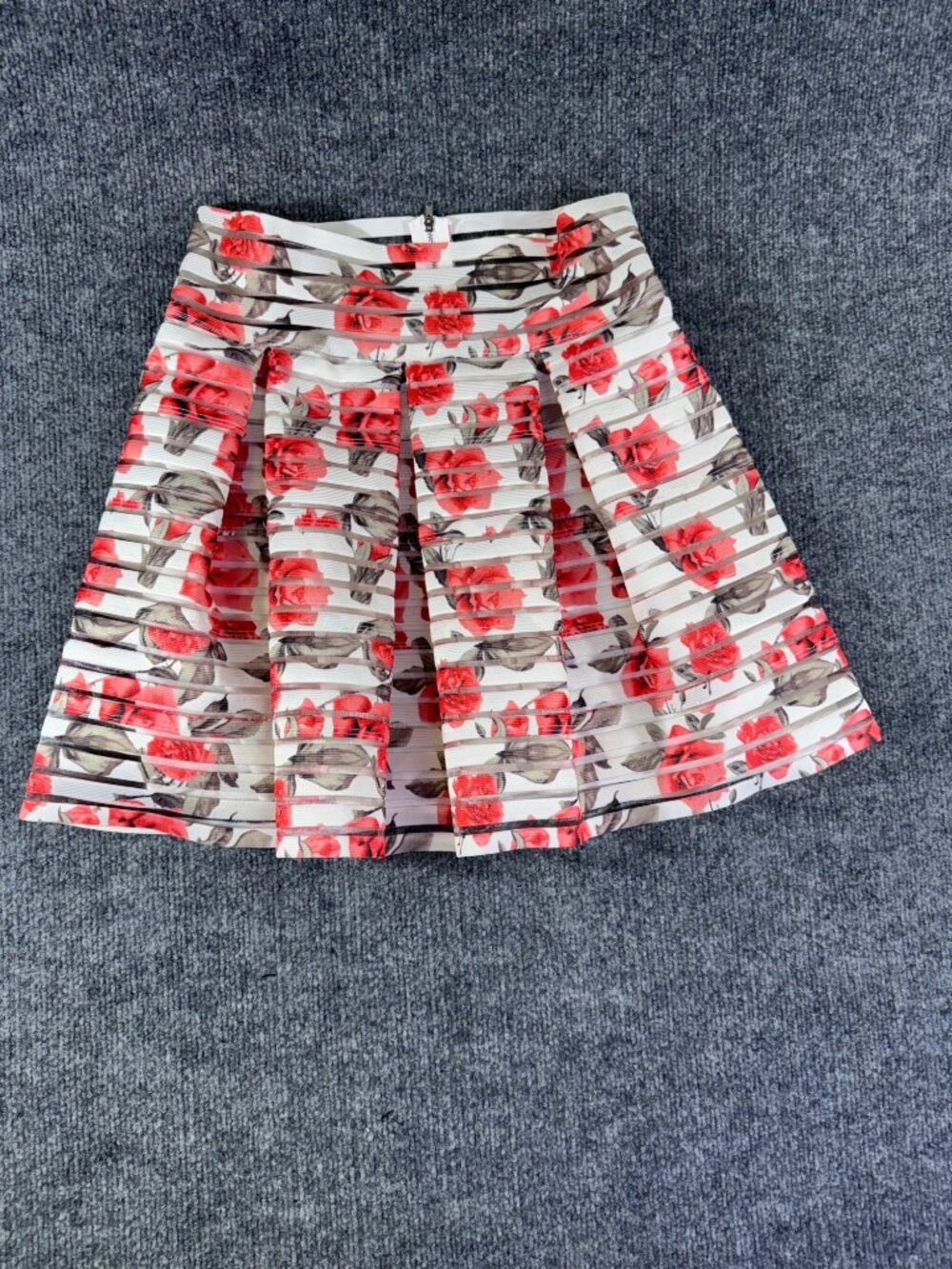 Ginger G Medium vibrant Floral Pleated Skirt With Zipper Closure Red & White